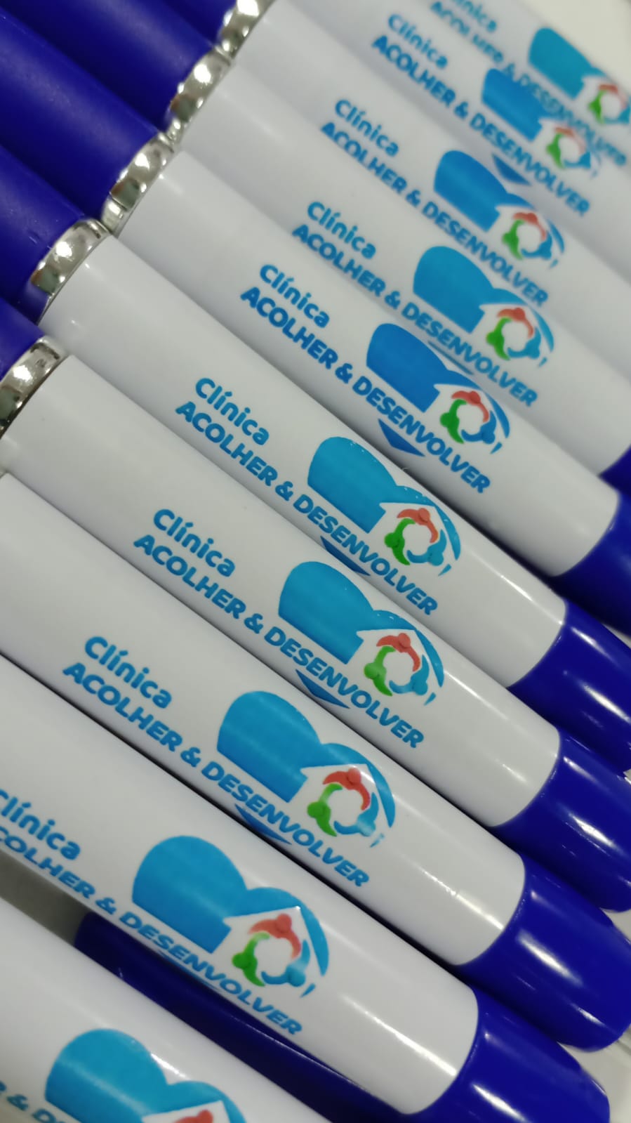 50 Canetas personalizadas - Branca com detalhes colorido